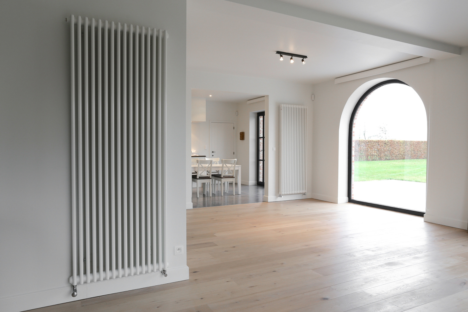 Zehnder_RAD_Charleston-Reference-residential-house-003 Reference Zehnder Charleston Decorative radiator Front view