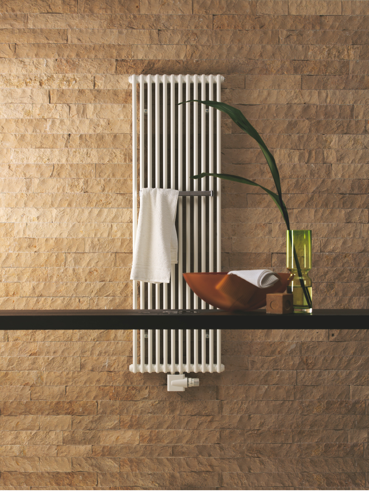 Zehnder_RAD_Charleston-Bar-HY_connection_middle_9016_bathroom Rendering Zehnder Charleston Decorative radiator Front view