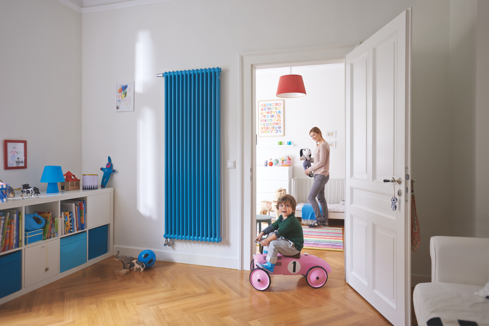 Zehnder_RAD_charleston_2180_14_horizonblue_ww_kind_people_063 Rendering Zehnder Charleston Decorative radiator Front view