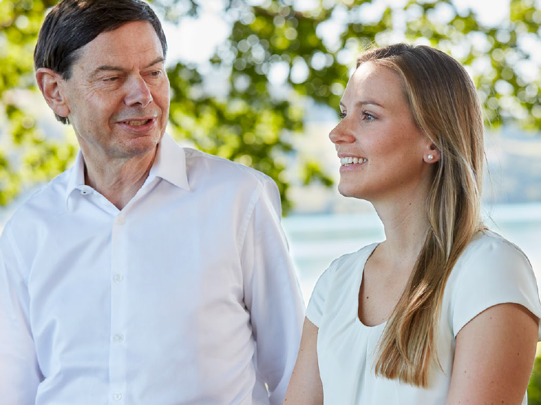 Hans-Peter Zehnder ve kızı Milva Inderbitzin-Zehnder dışarıda